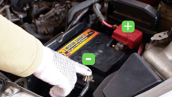 Плюс и минус на автомобильном аккумуляторе