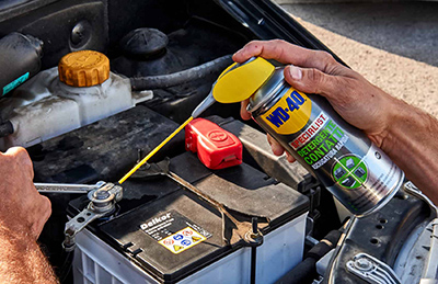 Промывка клемм аккумулятора жидкостью WD-40